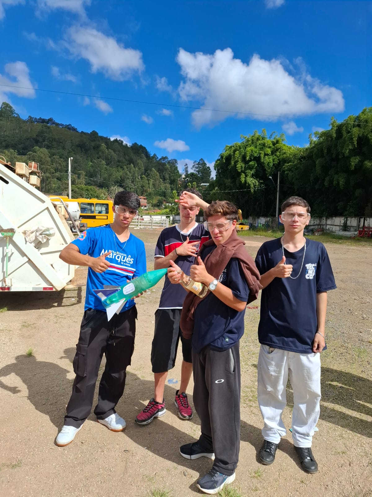 Equipe escolar durante os lançamentos