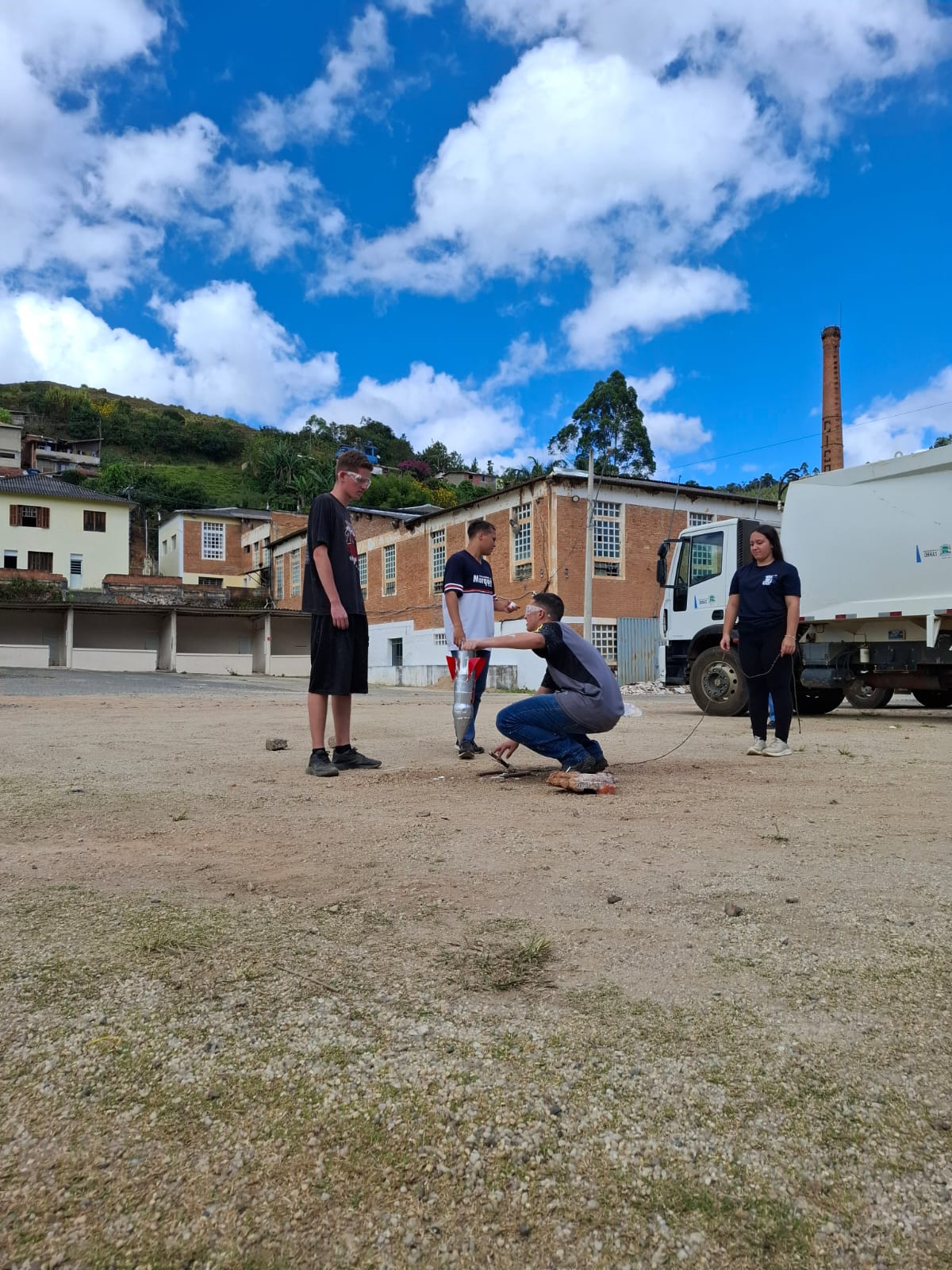 Preparação dos foguetes no pátio da escola