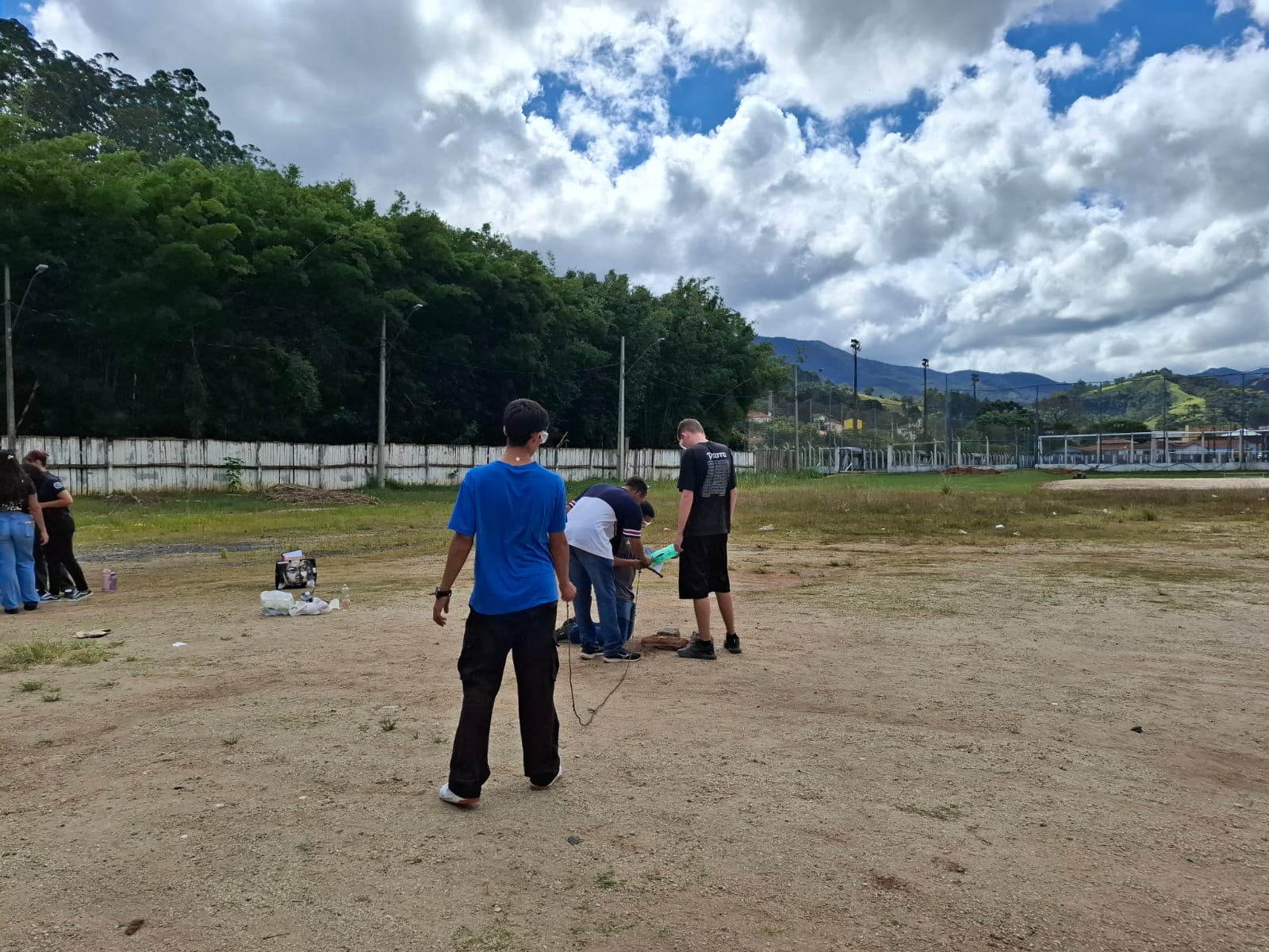 Estudantes participam da atividade de foguetes
